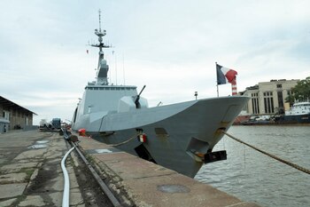 recorrida por el barco crucero portahelicópteros francés Jeanne d´Arc.