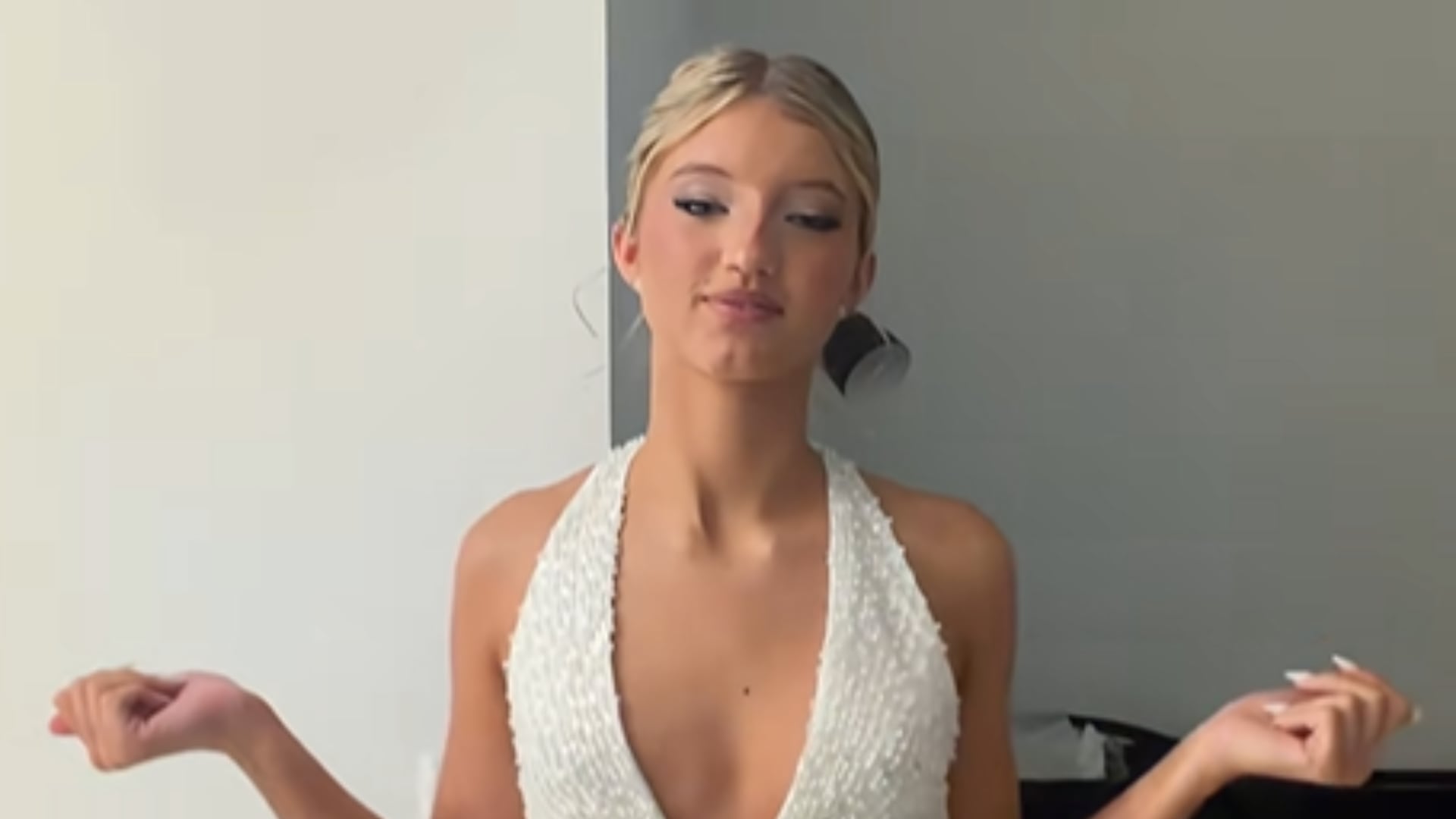 Los tres looks de Allegra Cubero para su fiesta de 15: brillos, transparencias y estilo propio Los tres looks de Allegra Cubero para su fiesta de 15: brillos, transparencias y estilo propio