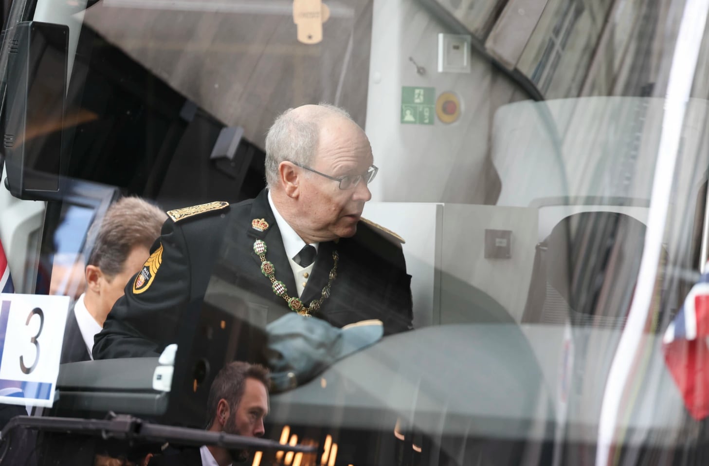 Alberto de Mónaco subiendo al autobús que les llevará a la Catedral de Oslo para acudir al funeral de Estado de Harald
