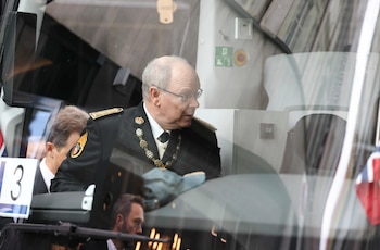 Alberto de Mónaco subiendo al autobús que les llevará a la Catedral de Oslo para acudir al funeral de Estado de Harald