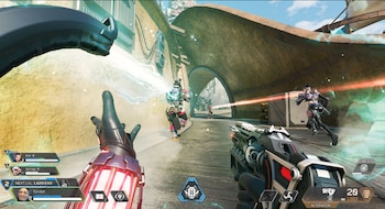 Interfaz de usuario de videojuego con estadísticas, manos del jugador con arma, personajes virtuales en combate, ráfagas de energía y un escenario futurista