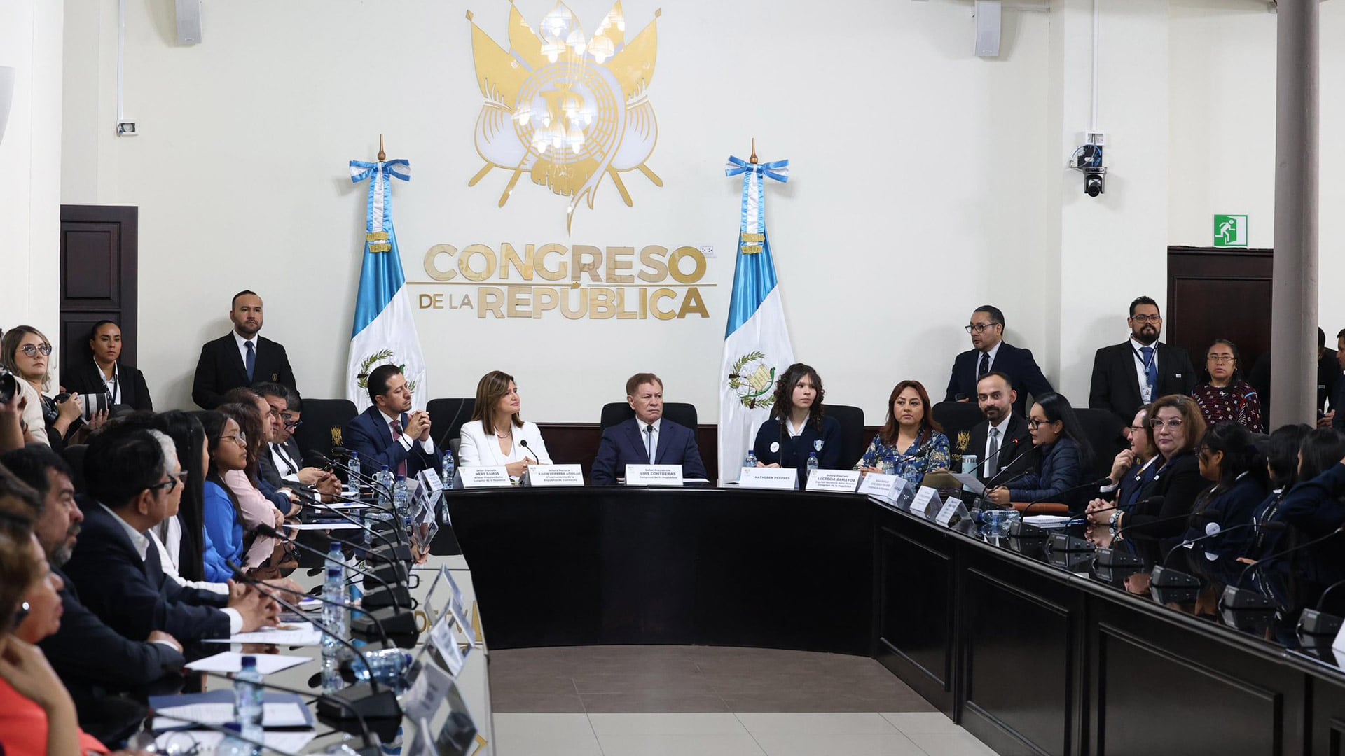 La vicepresidenta Karin Herrera presenta en el Congreso de Guatemala una ley para institucionalizar los clubes de ciencia como política de Estado y garantizar su financiamiento.(fotografía: Organismo Legislativo)
