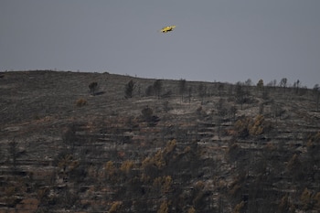 Una avioneta sobrevuela la zona afectada por el fuego en Soneja (Castellón).