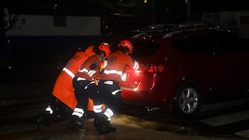 La Protección Civil rescata a varias personas atrapadas en un vehículo por inundaciones en Ilopango