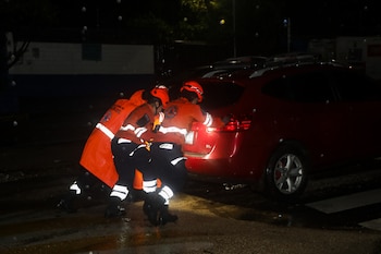 Protección Civil rescató a varias personas atrapadas dentro de un vehículo en el bulevar Las Pavas, en Ilopango, por las inundaciones registradas en la zona capitalina. (Foto cortesía Protección Civil)