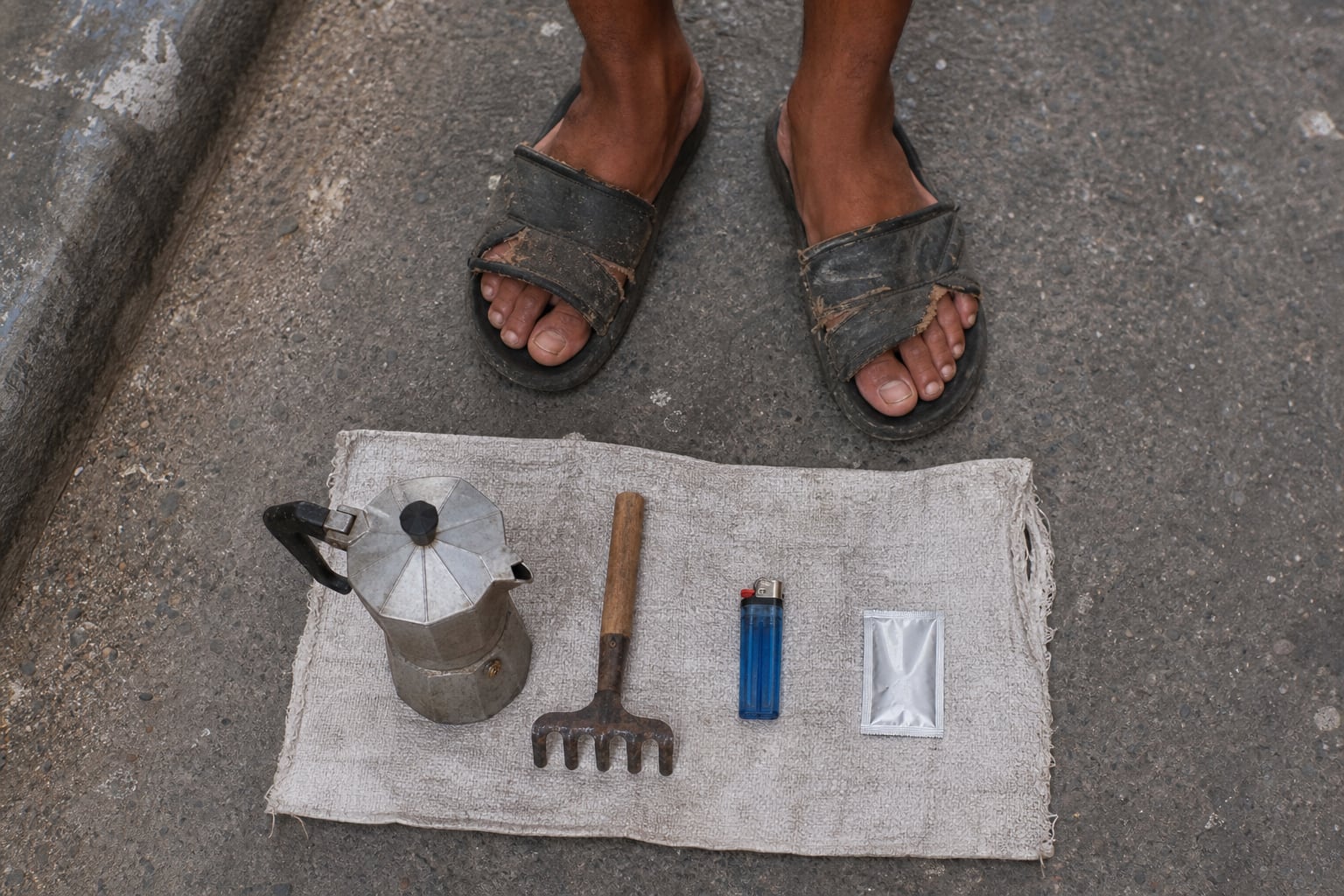 Un joven comercializa diversos objetos usados sobre un pequeño paño extendido en una calle de La Habana. (Imagen Ilustrativa Infobae)