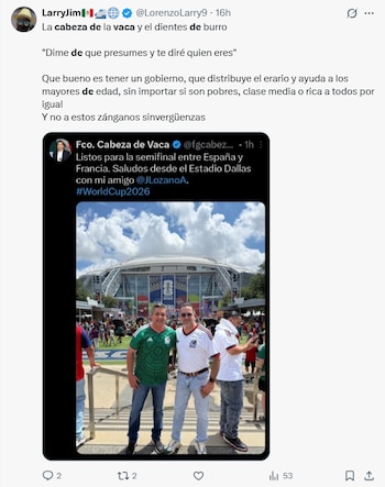 Dos hombres posan frente a un estadio. Uno lleva una camiseta de la selección mexicana verde, el otro una blanca. Se observan personas y un cartel del Mundial 2026