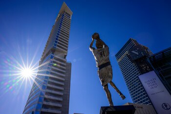 Estatua de Dirk Nowitzk fuera