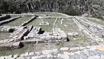 Las diferencias de acabado en muros se plantean como un indicador para distinguir técnicas asociadas a incas frente a otros grupos mencionados - Créditos: Captura de pantalla de Latina.