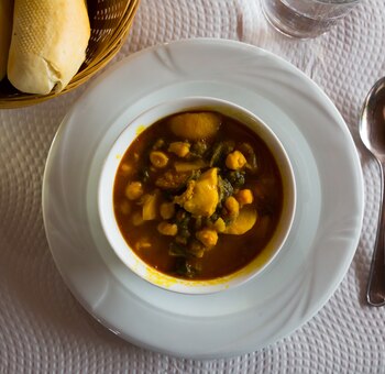 Acelgas con patatas (Adobe Stock)