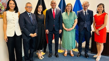 En la firma del memorando participaron la embajadora de la República Dominicana ante el Reino de Bélgica y la jefa de Misión ante la Unión Europea, Joan M. Cedano; el asesor técnico de la Dirección General de Aduanas, Gabino José Polanco; la ministra consejera, Ellen Martínez de Cooreman; la asistente del director general, Nohely Bencosme; así como altos funcionarios de la administración aduanera belga. Foto cortesía gobierno dominicano.