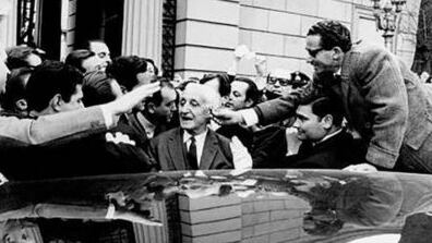 El presidente Illia, al abandonar la Casa Rosada, el 28 de junio de 1966.
