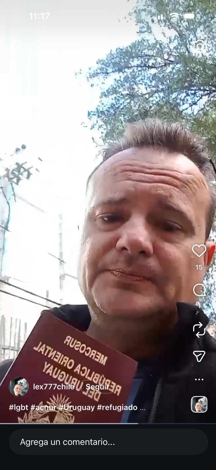 Aleksey Golovachev muestra el documento de viaje de refugiado emitido por el gobierno de Uruguay (Redes sociales)