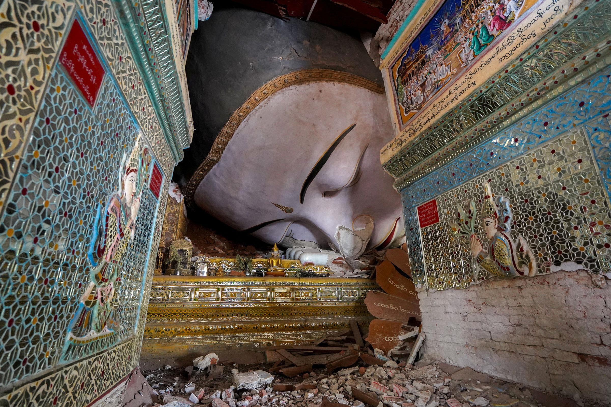 Una estatua budista dañada fue fotografiada dentro de una pagoda tras un fuerte terremoto en Mandalay, Myanmar, el 3 de abril (Stringer/Reuters)