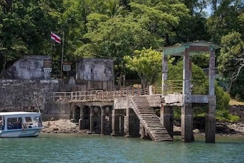 El Parque Nacional Isla San Lucas combina las ruinas de un antiguo centro penitenciario con senderos, bosque tropical seco y áreas de interés arqueológico. Crédito: ICT