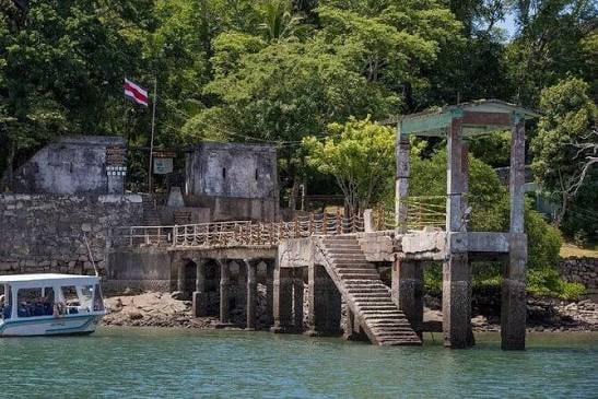 El Parque Nacional Isla San Lucas combina las ruinas de un antiguo centro penitenciario con senderos, bosque tropical seco y áreas de interés arqueológico. Crédito: ICT