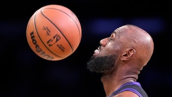 LeBron James sacrifica salario y firma por el mínimo en los 76ers: por qué su imperio millonario le permite redefinir el final de su carrera