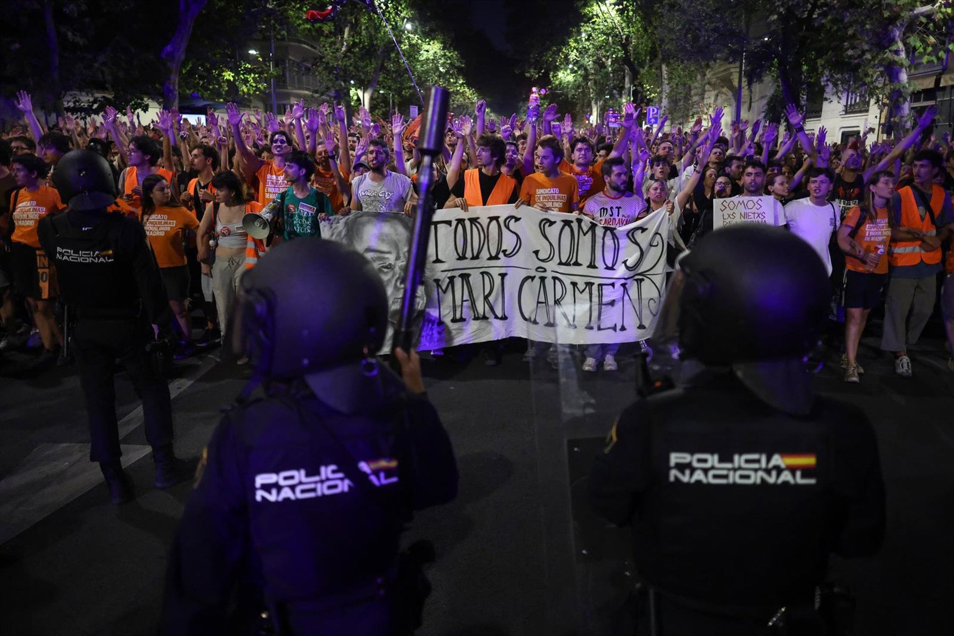 23/09/2026 Decenas de personas frente a varios agentes de Policía Nacional durante una concentración frente al ático de Chamberí tras el desahucio de Maricarmen, a 23 de septiembre de 2026, en Madrid (España). Activistas antidesahucios de la Comunidad de Madrid han convocado una concentración frente al ático que adquirió el Gobierno regional en Chamberí tras el desahucio de Maricarmen, la vecina del distrito de Retiro que residía desde hace 70 años en el número 46 de la calle Alcalde Sainz de Baranda.POLITICA Alejandro Martínez Vélez - Europa Press