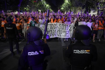 23/09/2026 Decenas de personas frente a varios agentes de Policía Nacional durante una concentración frente al ático de Chamberí tras el desahucio de Maricarmen, a 23 de septiembre de 2026, en Madrid (España). Activistas antidesahucios de la Comunidad de Madrid han convocado una concentración frente al ático que adquirió el Gobierno regional en Chamberí tras el desahucio de Maricarmen, la vecina del distrito de Retiro que residía desde hace 70 años en el número 46 de la calle Alcalde Sainz de Baranda.
POLITICA
Alejandro Martínez Vélez - Europa Press