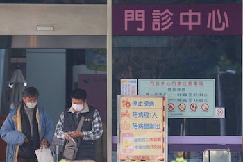 Personas salen del Hospital General de Taoyuan, en Taoyuan, Taiwán. REUTERS/Ann Wang