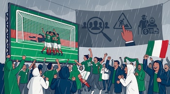 Ilustración de una multitud animada bajo la lluvia, celebrando un gol de la Selección Mexicana en una pantalla urbana. Al fondo, una pancarta con símbolos de desafíos sociales.