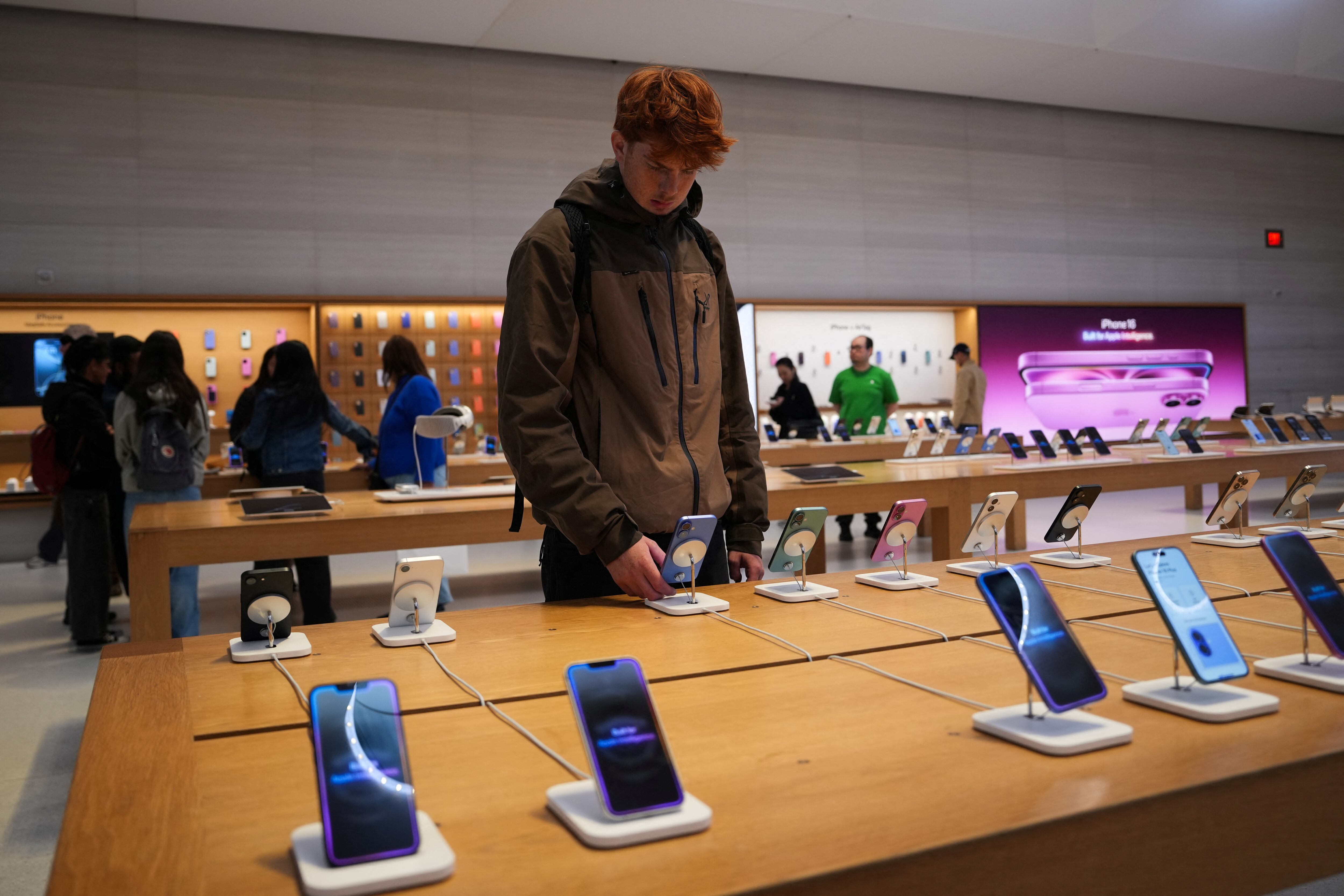 En 2012, un neoyorquino convirtió su lugar frente a la Apple Store en una fuente de ingresos. Hoy lidera un equipo que cobra por hacer fila - REUTERS/Adam Gray