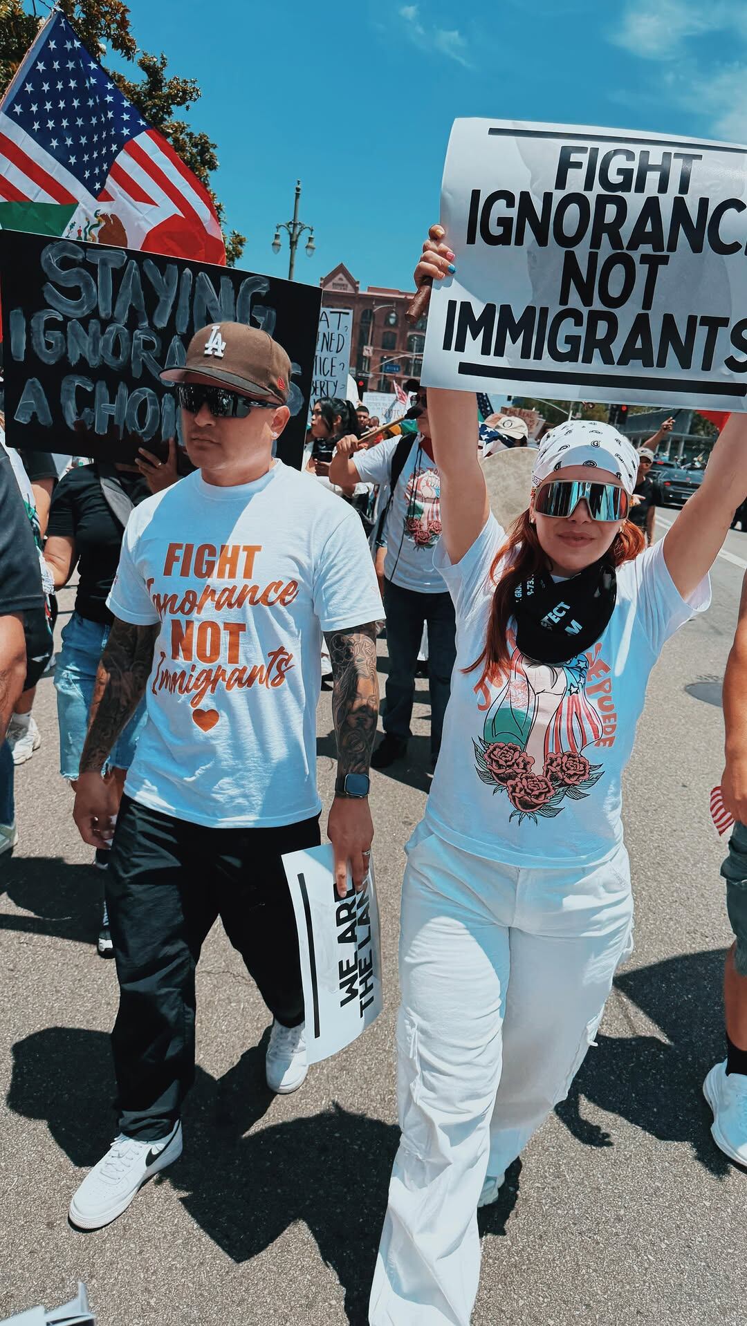 En sus brazos, sostenía una pancarta con el mensaje: