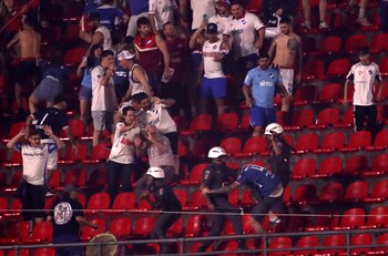 Hinchas de Nacional protagonizaron desmanes en el estadio Morumbi - crédito Carla Carniel/ REUTERS