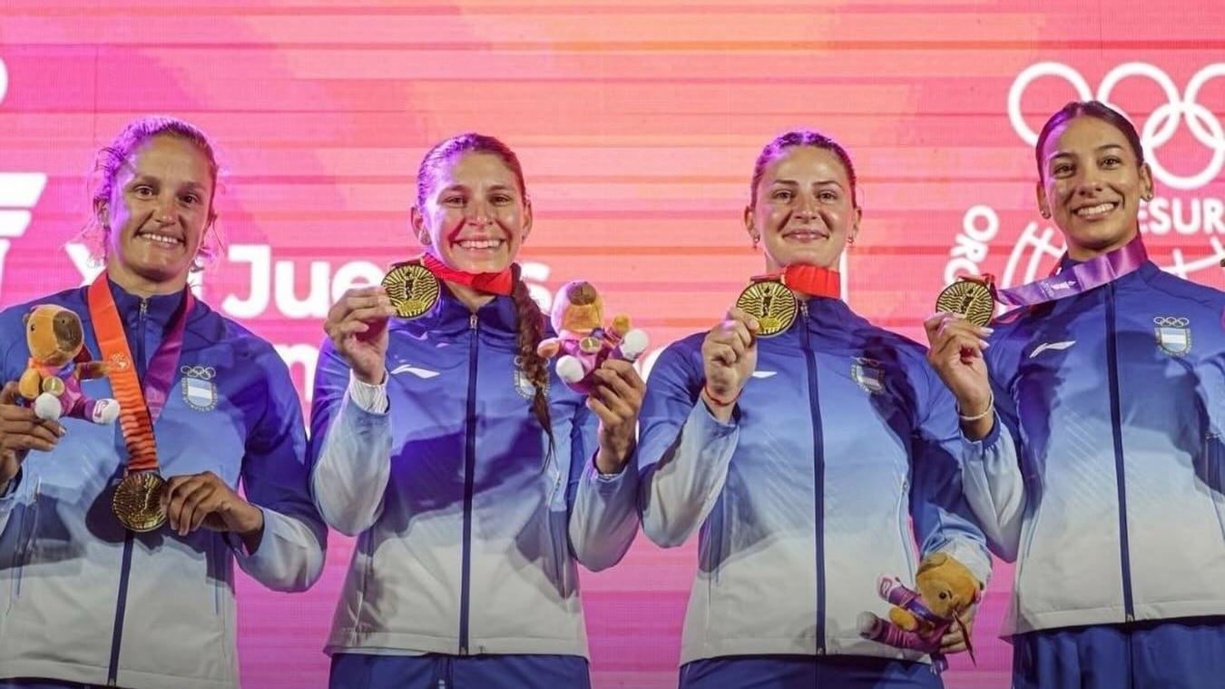 Magdalena Garro, Candelaria Sequeira, Paulina Barreiro y Lucía Dalto Aziz obtuvieron la medalla de oro en el K4 500 femenino (COA en Instagram)