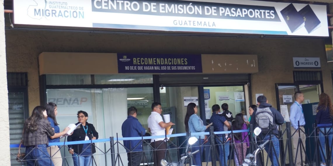 La iniciativa de pasaportes móviles permite descentralizar los servicios migratorios y facilita el trámite para los habitantes de Santa Rosa y áreas cercanas. (Cortesía: Instituto Guatemalteco de Migración)