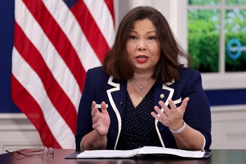 La comitiva está encabezada por la legisladora Tammy Duckworth, quien viajó acompañada por los senadores demócratas Chris Coons y Laphonza Butler y el republicano Dan Sullivan (REUTERS/Evelyn Hockstein)