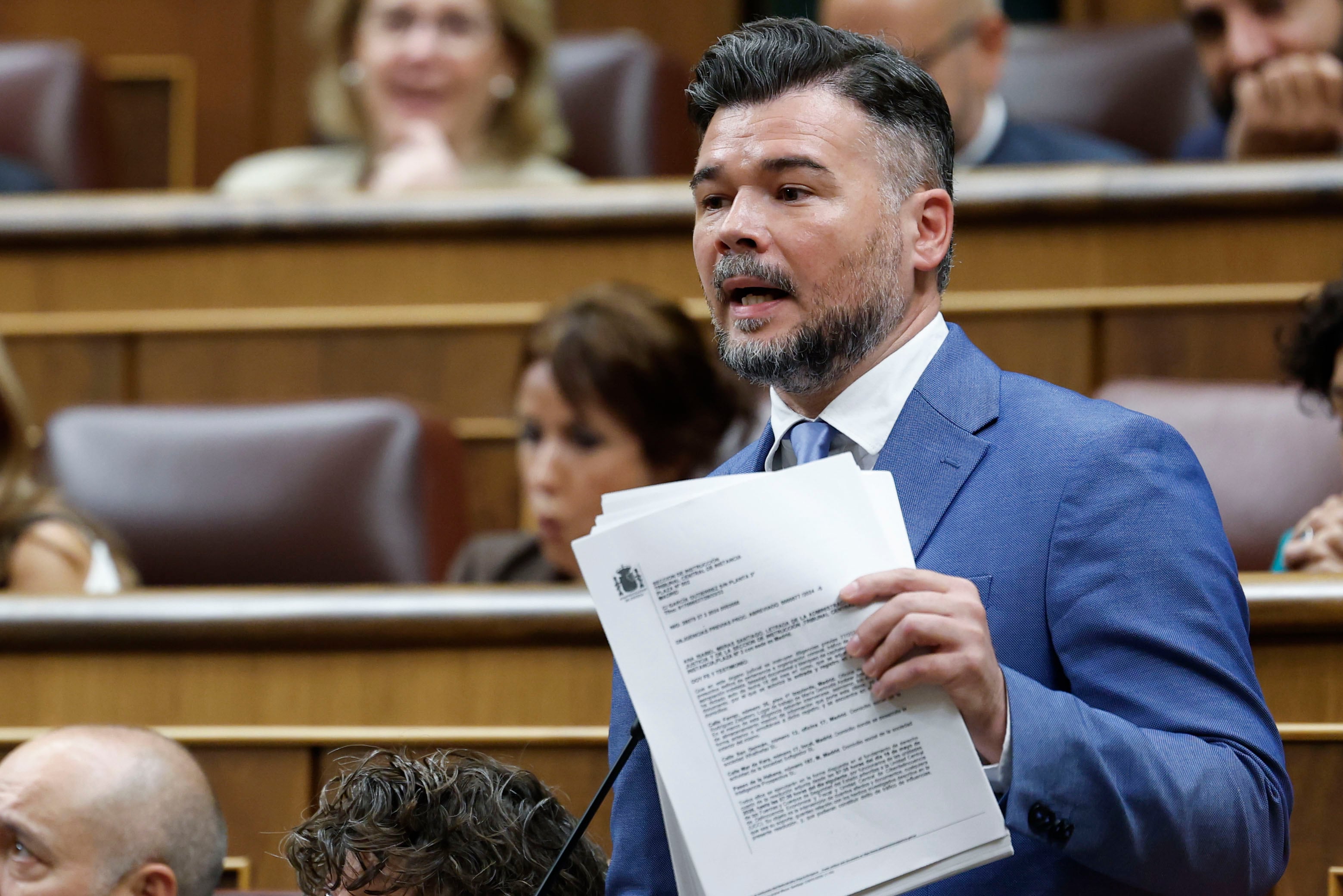 Gabriel Rufián, portavoz de ERC, sostiene el auto sobre José Luis Rodríguez Zapatero, este miércoles en sesión de control en el Congreso. (EFE/Chema Moya)