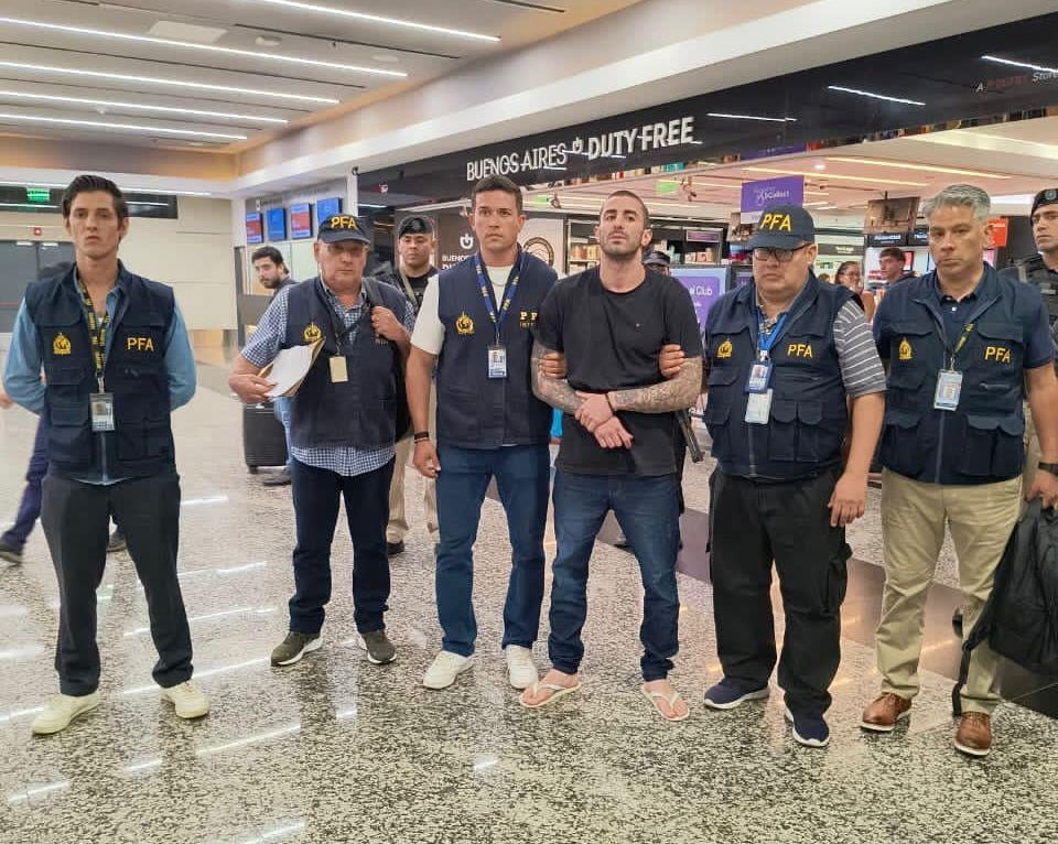 Rodolfo Nicolás Caraballo Escobar escoltado por Interpol y la PFA