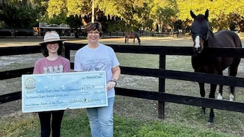 Delanie Dennis también impulsa eventos de adopción y trabaja como voluntaria en refugios locales para ayudar a perros, gatos, caballos y animales exóticos (Facebook / Delanie's Lemonade Stand)