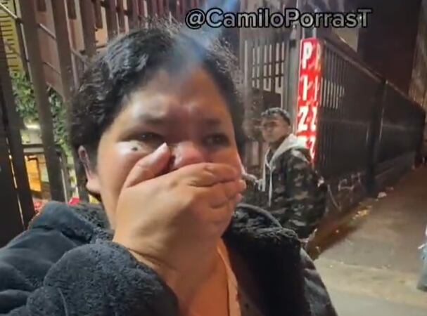 La hincha lloró de la felicidad cuando le dijeron que tenían una boleta para ella - crédito @camiloporrast/Instagram