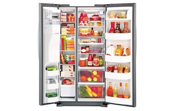 Refrigerador de dos puertas abierto con estantes, cajones y dispensador de hielo. Contiene alimentos envasados, frutas, verduras, bebidas y salsas