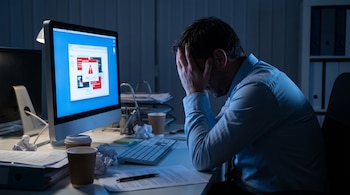 Un empleado no sabe cómo reaccionar ante un ataque de phishing en su empresa que puede ser culpa suya