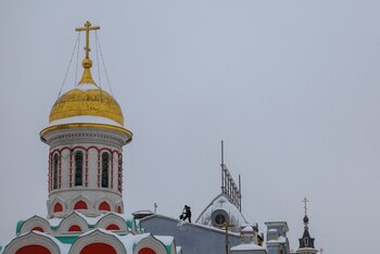 Un trabajador retira la nieve
