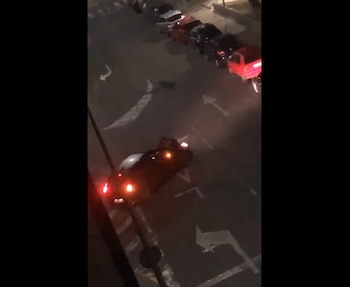 Captura del momento en el que la madre se encuentra en el capó del coche, conducido por la hija (Riberia Calidade Vida/Facebook)