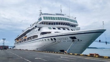 Pagaron para vivir viajando por el mundo, pero quedaron varados en Camboya cuando el crucero se quedó sin dinero para el combustible