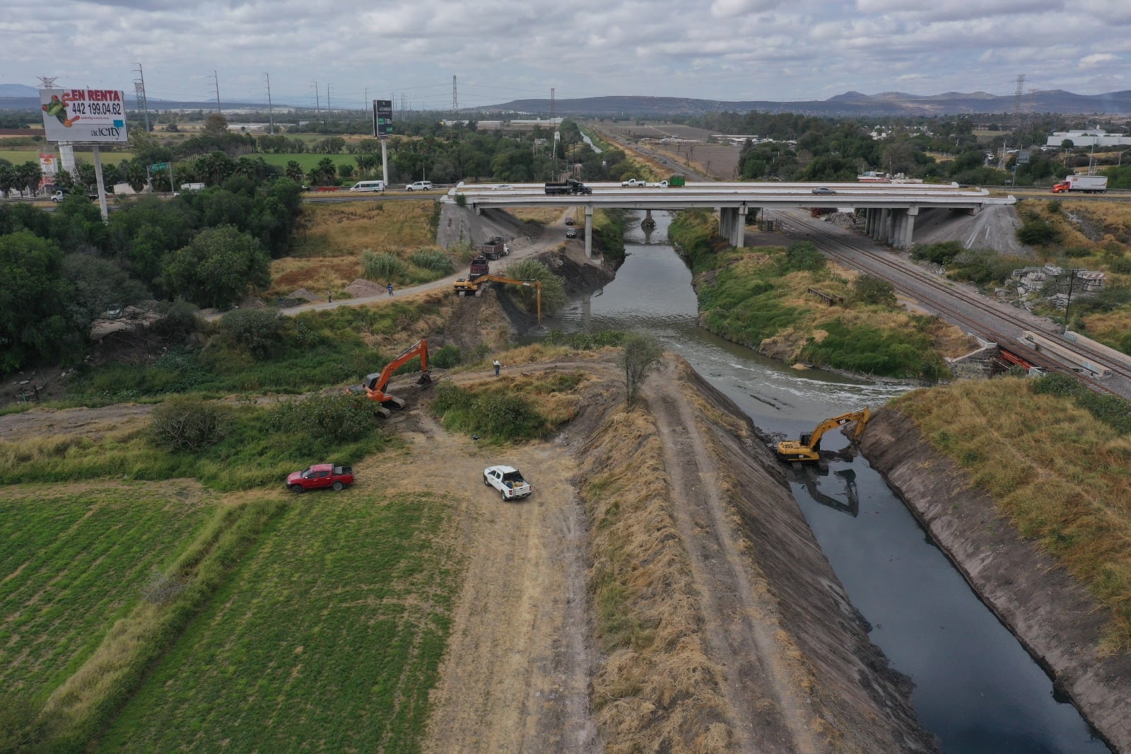 Vista aérea de trabajos de construcción con excavadoras y maquinaria pesada, parte del avance en las obras del Tren del Norte que recuperará el servicio ferroviario de pasajeros en México. (Secretaría de Infraestructura, Comunicaciones y Transportes)