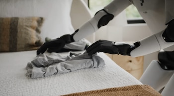 El robot humanoide dobla la