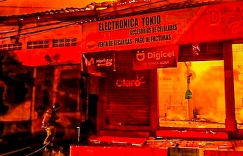 Un bombero trabaja para controlar las llamas en uno de los locales afectados por el incendio en el mercado municipal de Armenia (Cortesía: Secretaría de Prensa).
