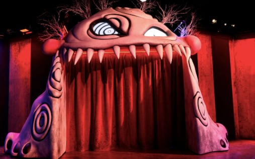 Personajes como El joven manos de tijera y referencias a Charlie y la fábrica de chocolate guían la exploración del Laberinto de Tim Burton. |(Instagram)