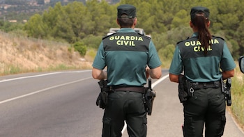 Buscan a un motorista arrastrado