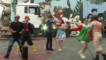 Policías peruanos recurren a disfraces