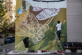 El artista Ricardo Vázquez trabajando