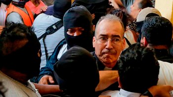 Padre Edwin Román asediado por