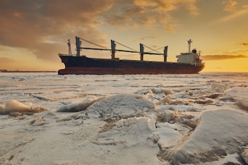 Uno de los principales atractivos logísticos del Ártico es la reducción de distancias. En el comercio entre Asia y Europa, las rutas árticas permiten acortar los trayectos entre un 30% y 40% (Foto: Shutterstock)