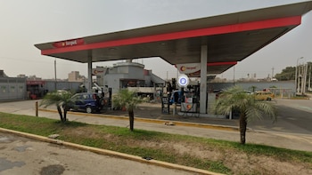 Con escoba en mano, trabajador